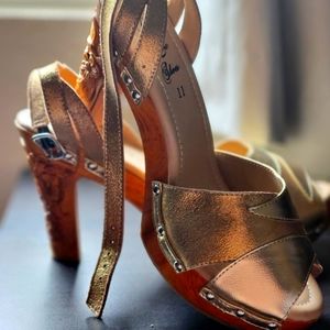 Lucky Lou Shoes size 11 Gold leather peeptoe with wooden hand carved heel